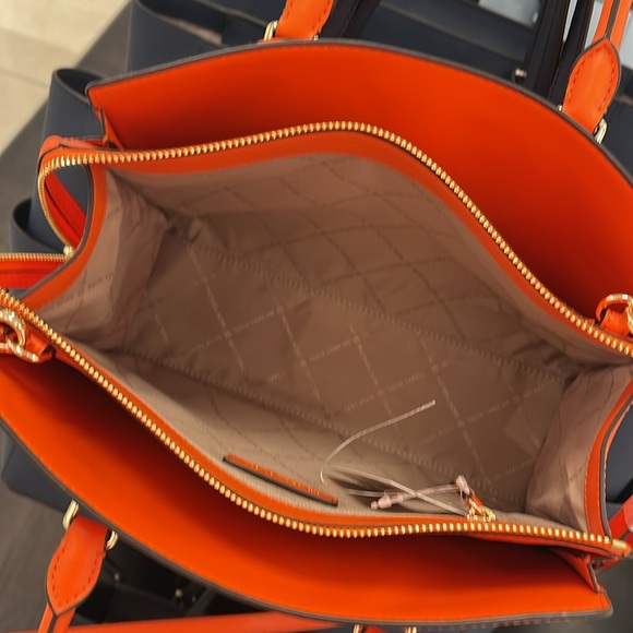 MICHAEL KORS
Sheila Md CZ Faux Saffiano Leather CZ Satchel Crossbody
POPPY
NWT - Picture 10 of 16